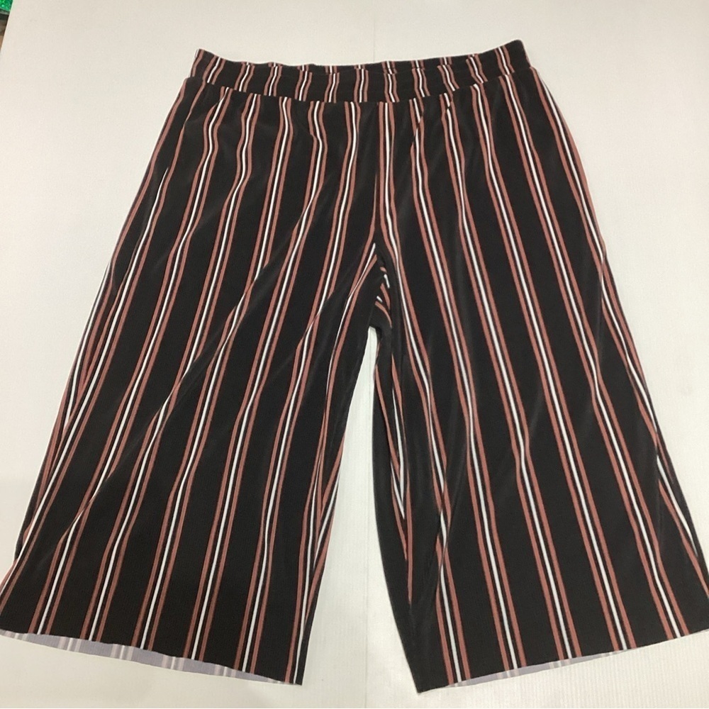 Torrid Women's Feel Fit Capri Pants Black Striped Size 3 RN#148862